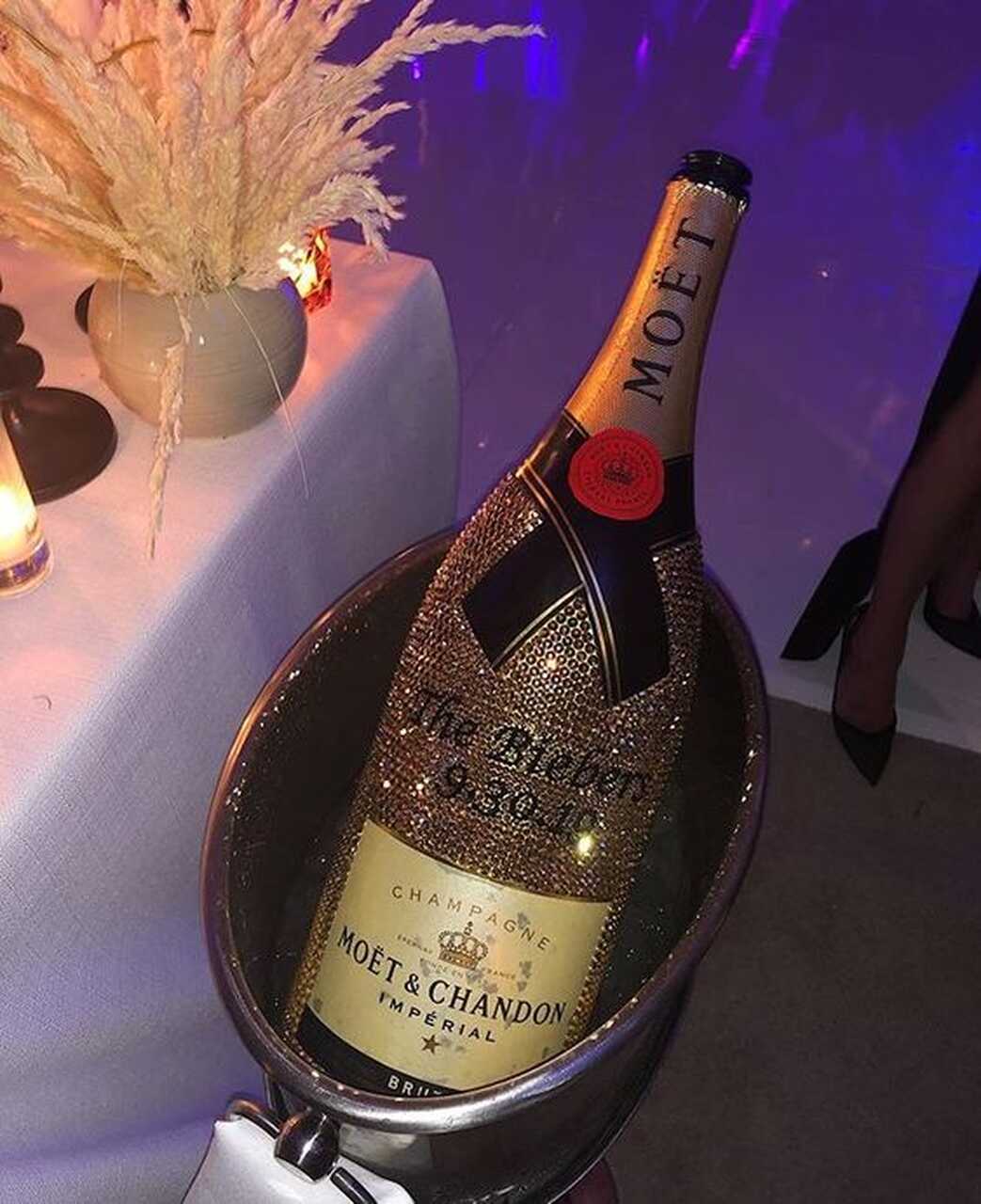 Champagne personalizado com o sobrenome dos noivos e data do casamento
