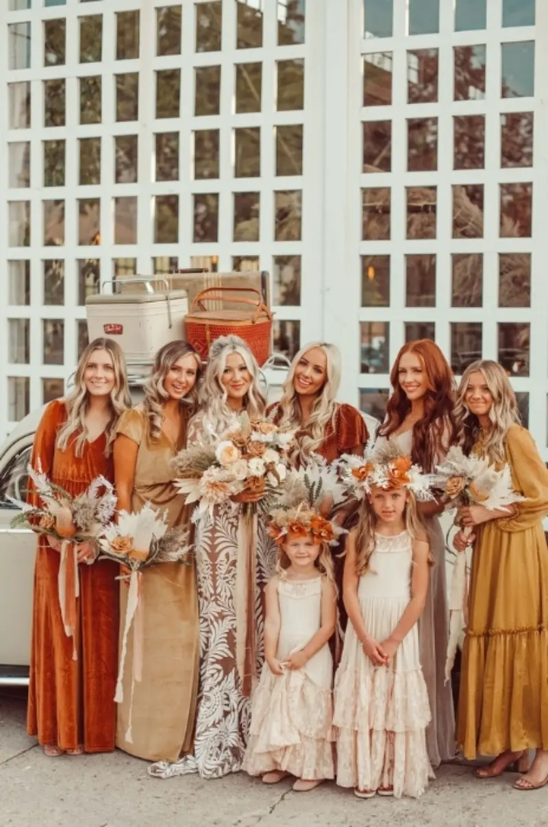 convidadas de casamento com vestidos terracota