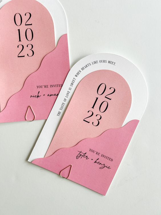 Convite de casamento moderno com cores rosa, rosa claro e branco, em um formato meio oval