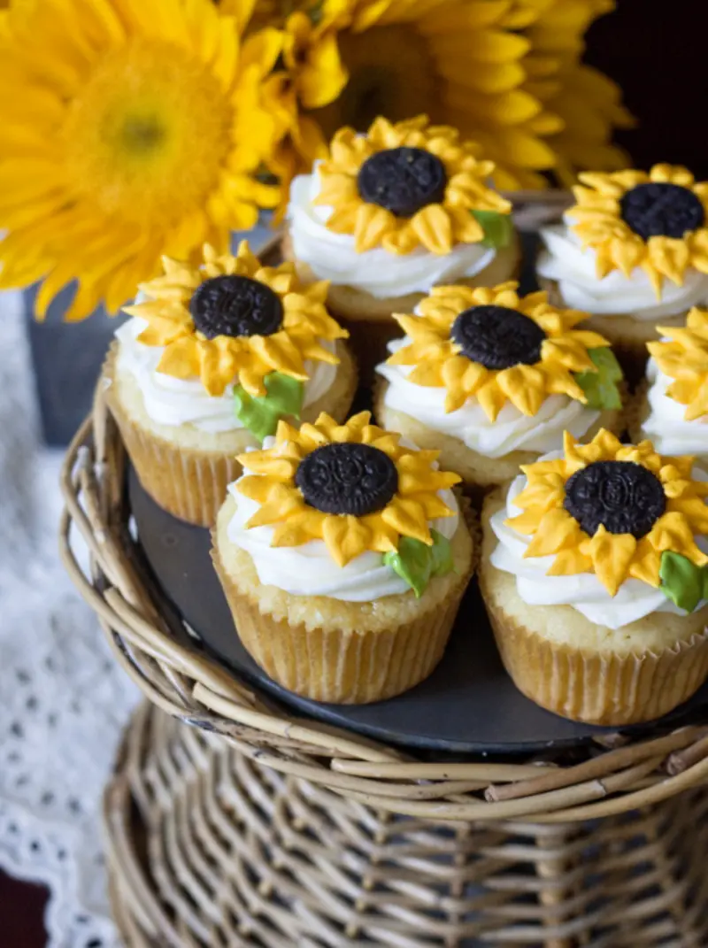 cupcakes com decora&ccedil;&atilde;o de girassol