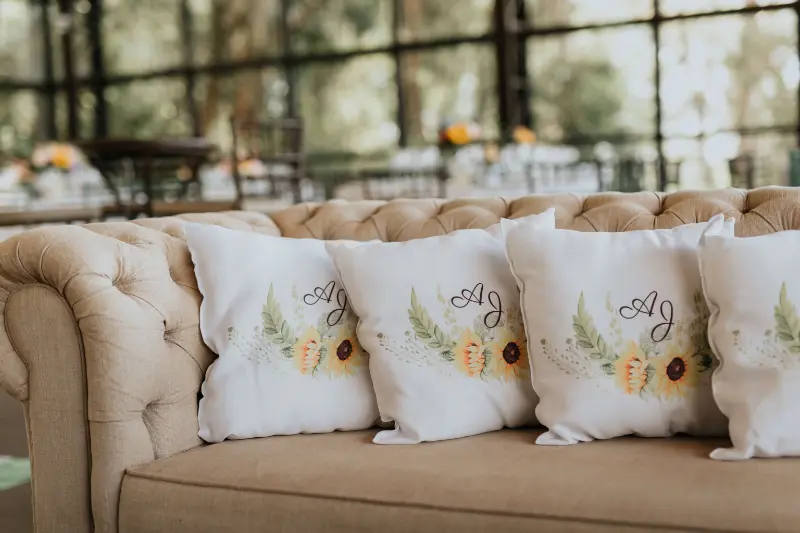 decora&ccedil;&atilde;o de casamento com almofadas estampas de girassol