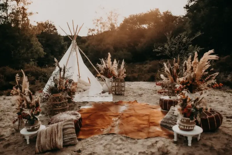 decora&ccedil;&atilde;o de casamento ao ar livre com tenda e tapete ao centro