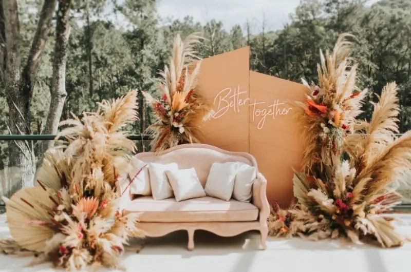 lounge decorado em tons de terracota com capim das pampas