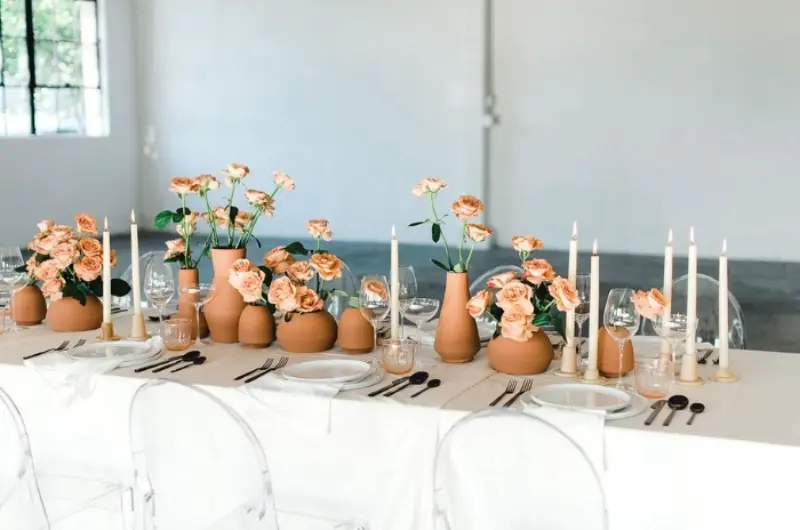decoração de mesa terracota com vasos