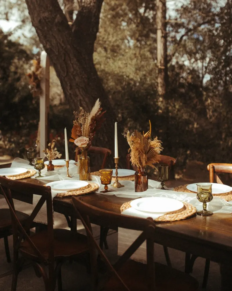 decora&ccedil;&atilde;o mesa comunit&aacute;ria com arranjos de centro em tons terrosos