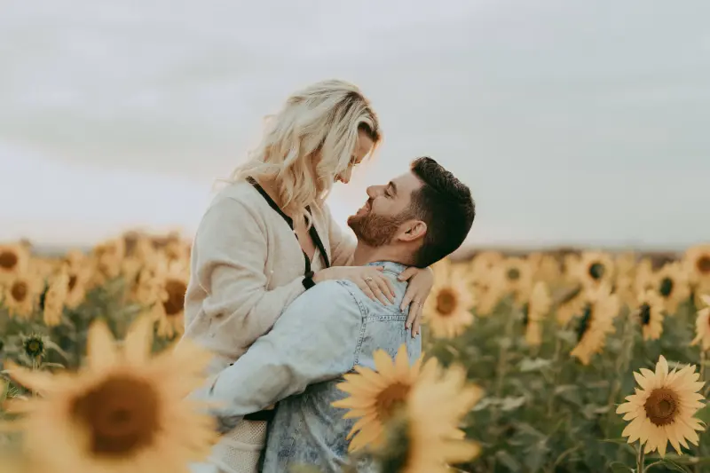 ensaio pr&eacute;-casamento em campo de girassol