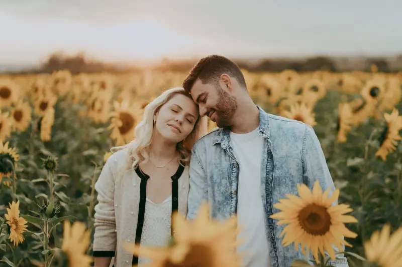 ensaio pr&eacute;-casamento com noivos em campo de girassol