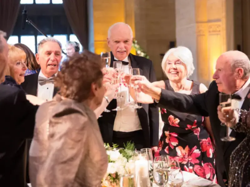 festa de bodas de ouro com amigos brindando 