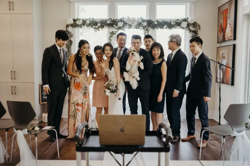 festa de casamento civil intimista na sala de estar de uma casa.