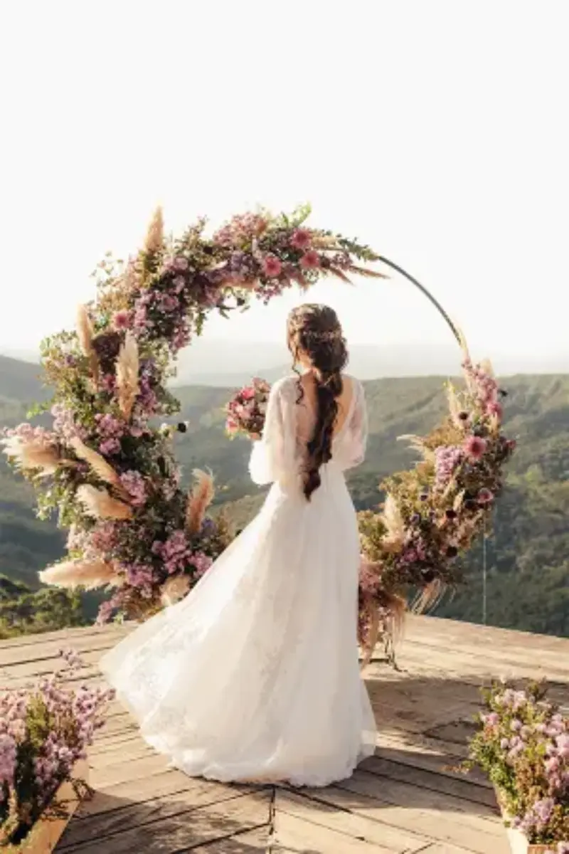 noiva em frente a altar circular decorada com flores cor de lavanda