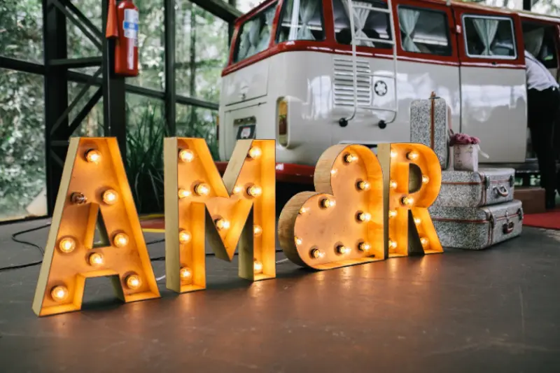 letreiro com a palavra amor