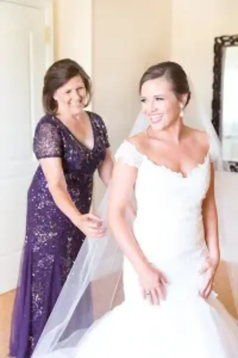m&atilde;e da noiva de vestido roxo