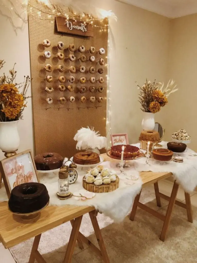 decoração boho para chá de panela com painel de donuts e bolos