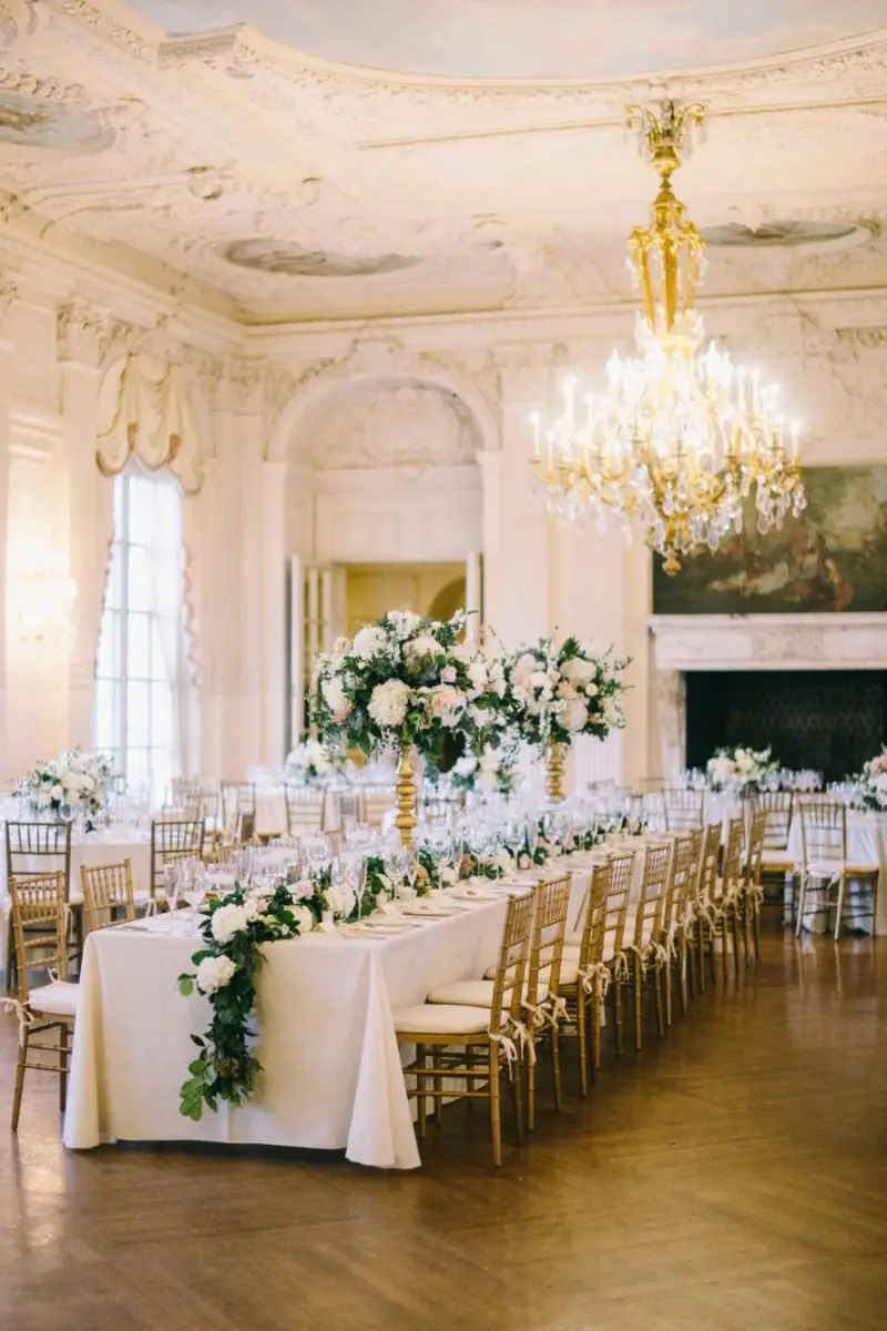 mesa comunitária com decoração clássica com caminho de flores robusto