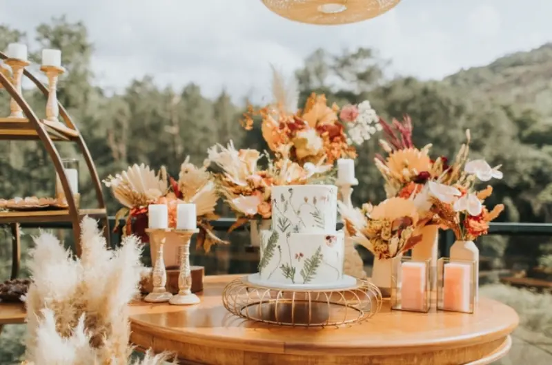 mesa de bolo de casamento com detalhes em terracota