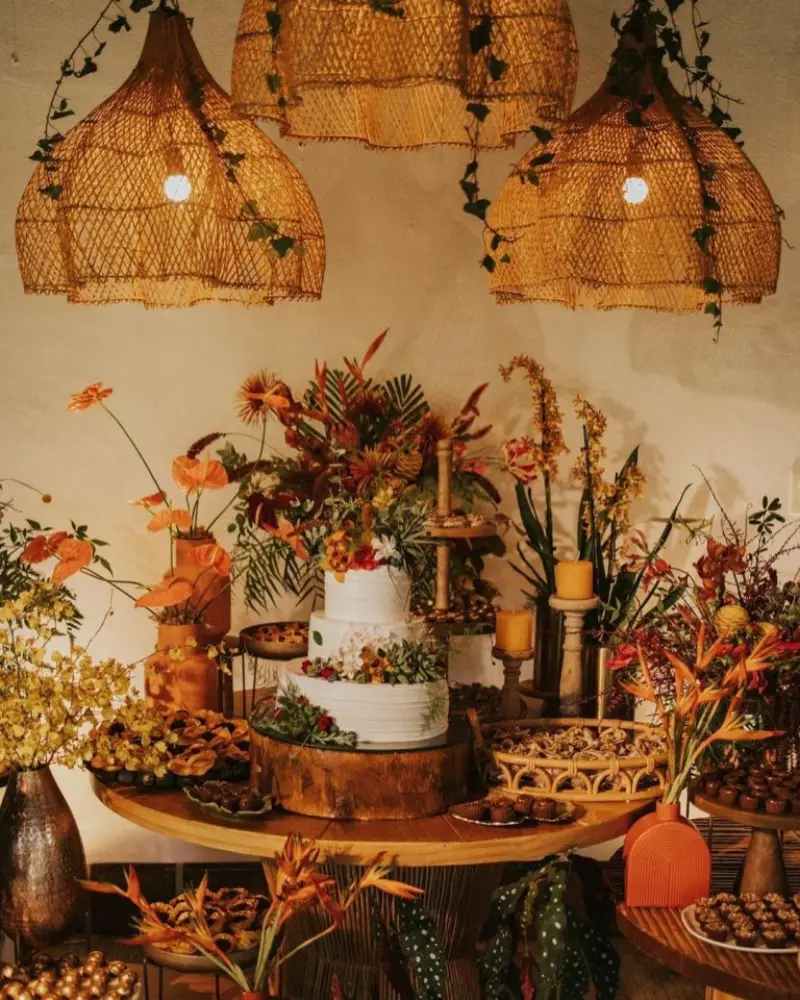 mesa de bolo e doces de casamento terracota