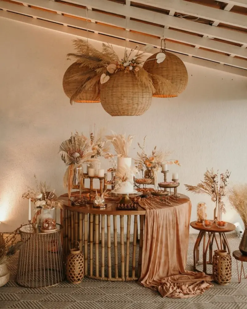mesa de bolo e doces de casamento em tons terrosos
