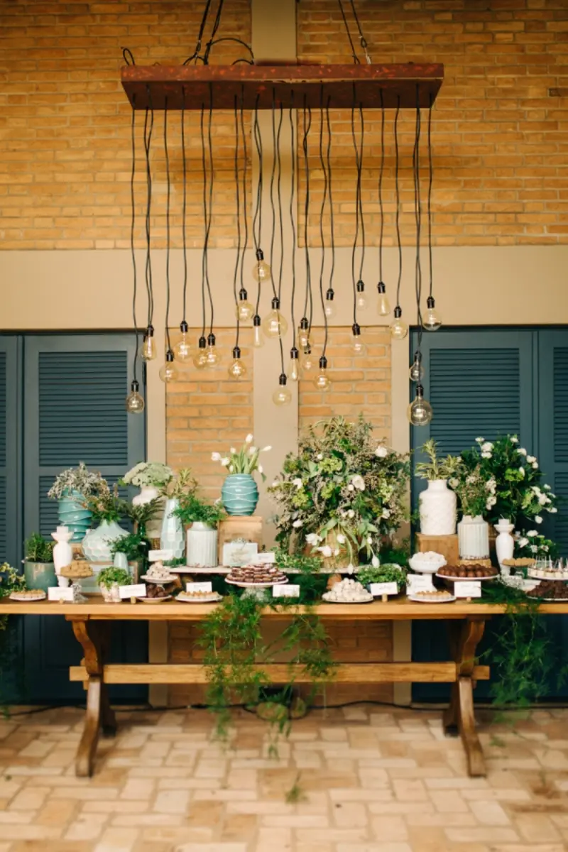 mesa do bolo com l&acirc;mpadas suspensas