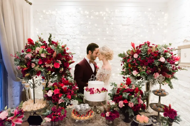 mesa do bolo em tons de marsala