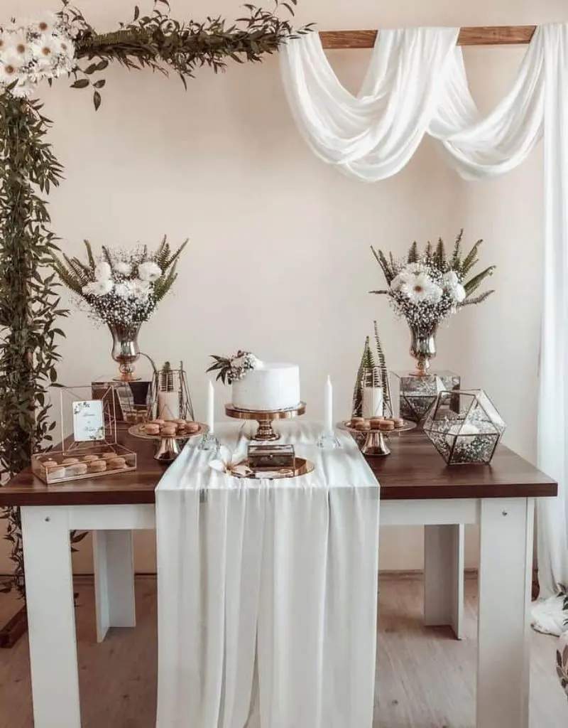 mesa minimalista de bolo de casamento