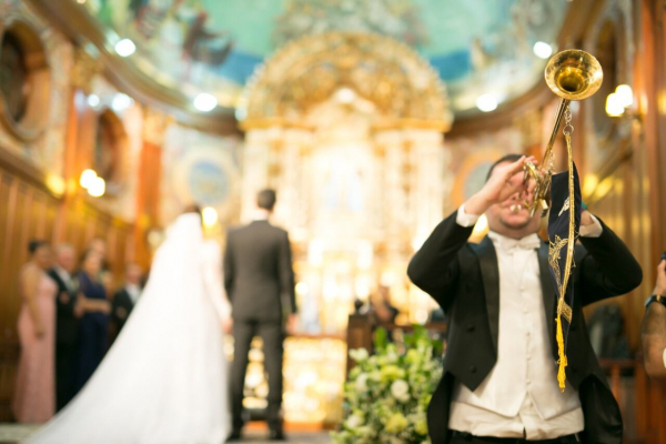 capa post: música para noivos no altar na igreja católica