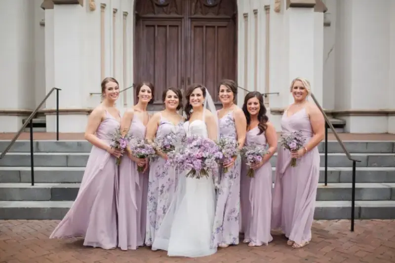 noiva ao lado de madrinhas de vestido cor de lavanda