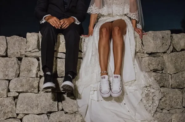capa post: casal vestindo trajes formais de casamento combinados com tênis casuais.