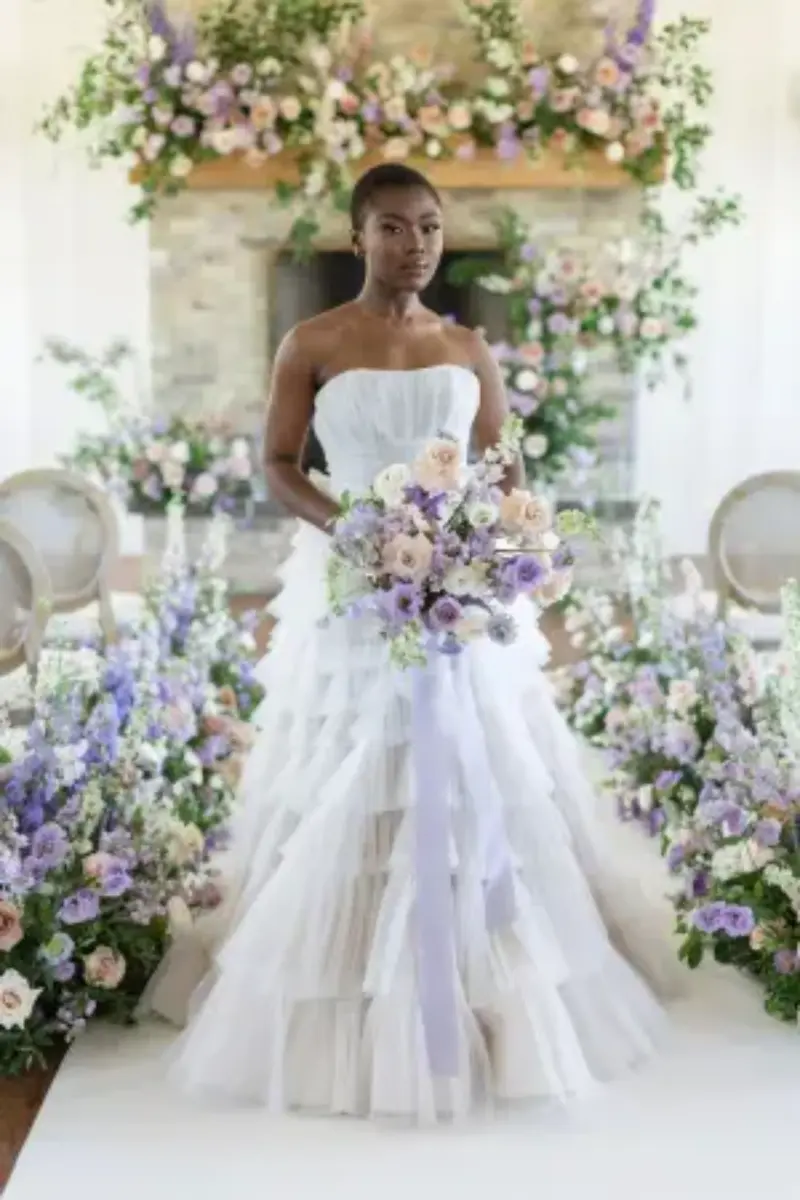 noiva em cerim&ocirc;nia de casamento lavanda