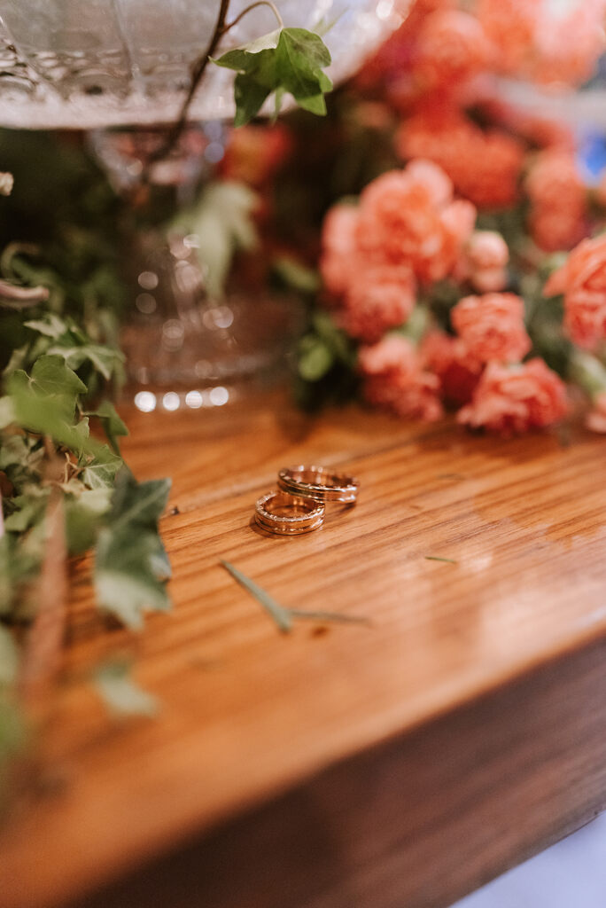 alianças de noivado douradas sobre a mesa