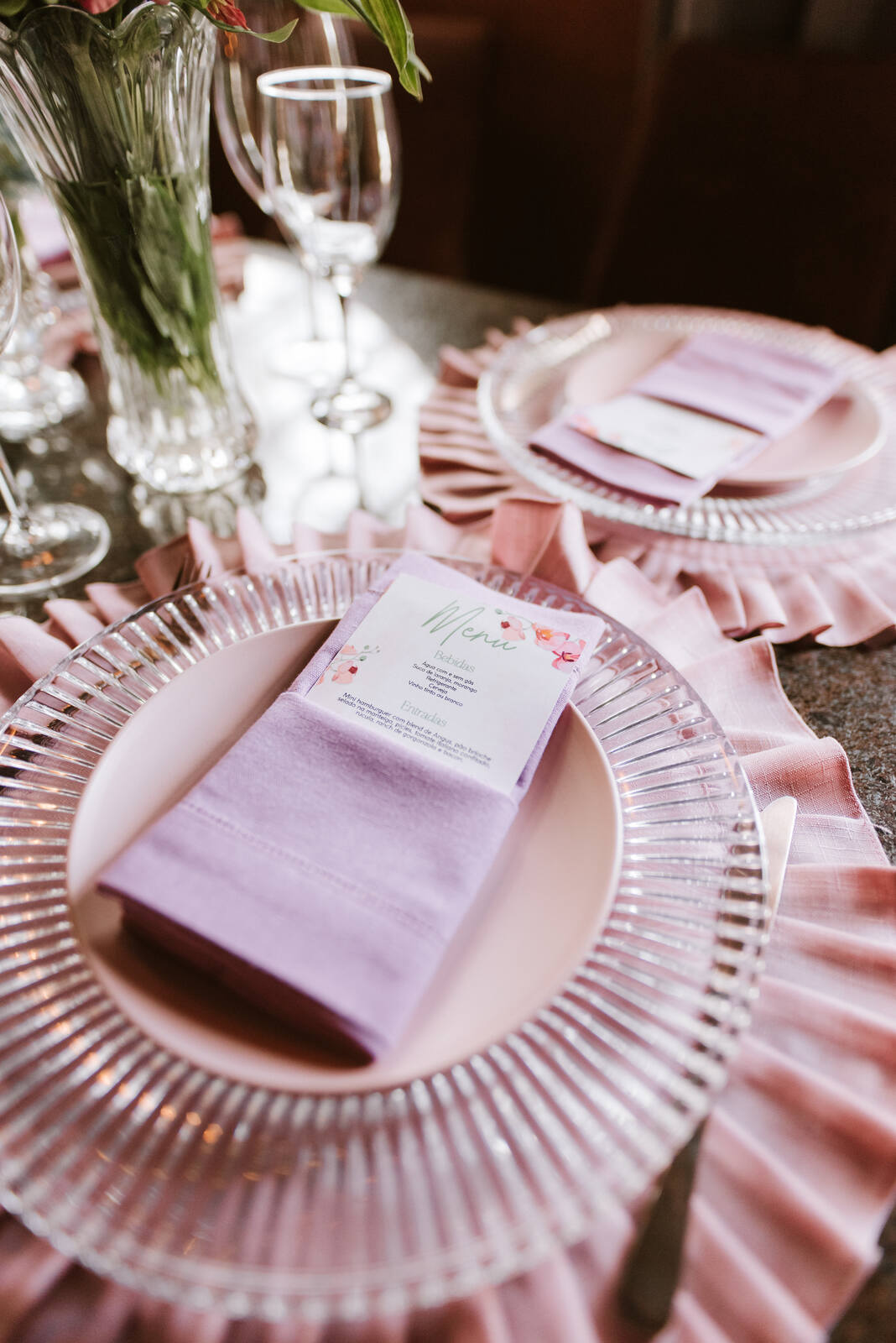 mesa posta cor de rosa