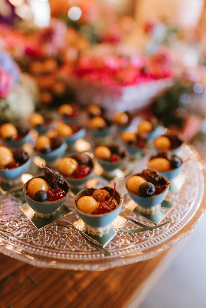 bandeja redonda de vidro com doces com frutas para noivado