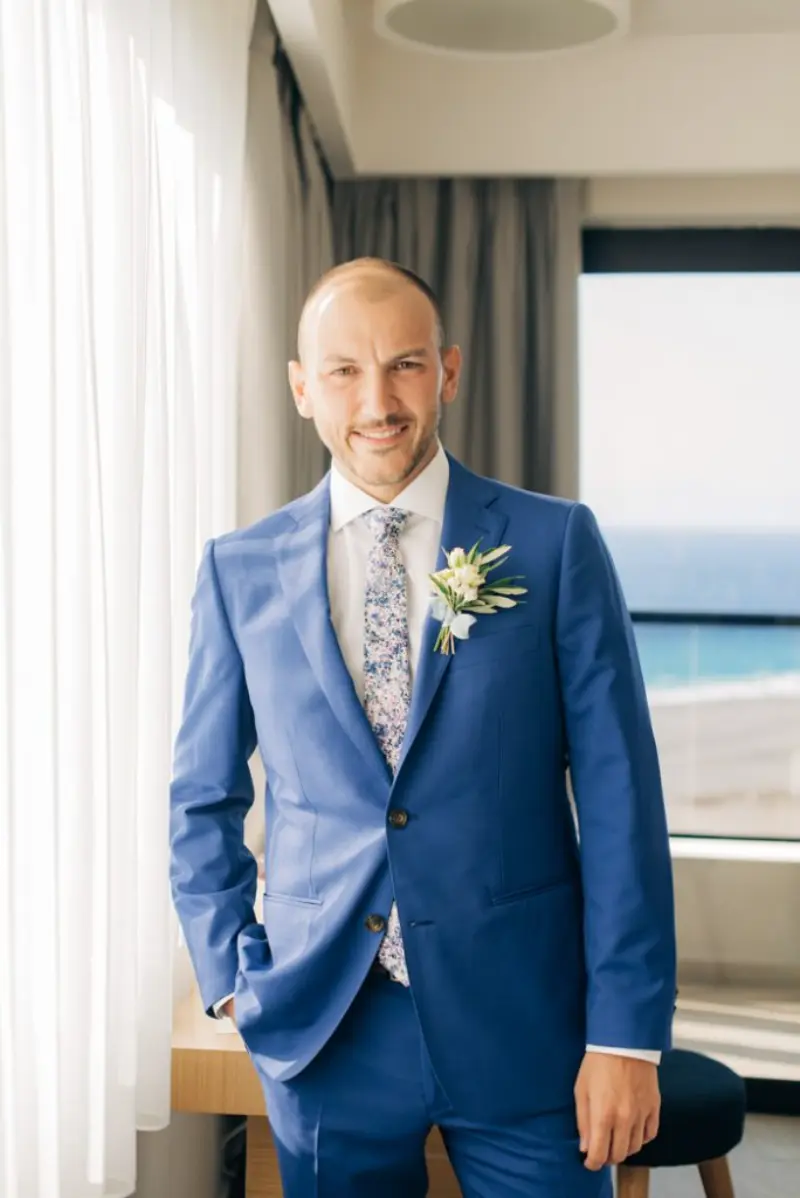 noivo com traje azul