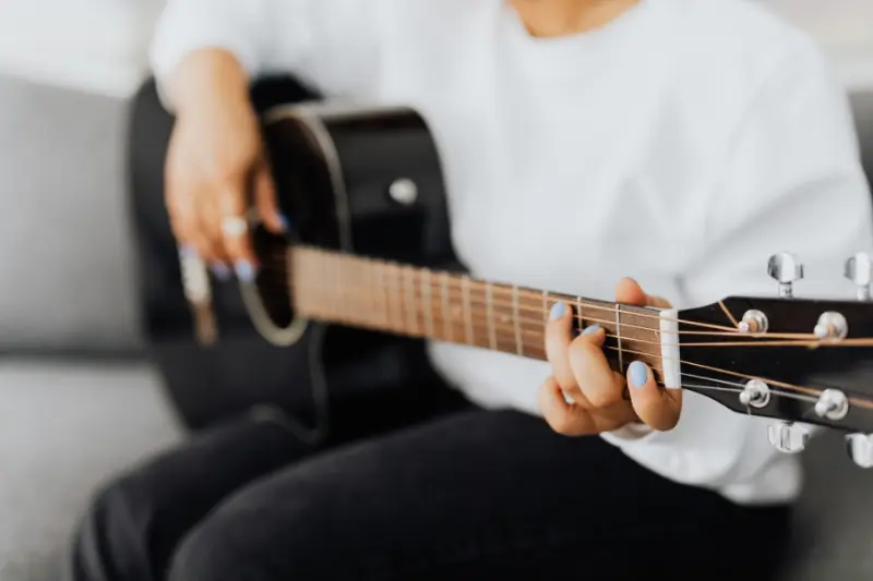 noivo tocando viol&atilde;o