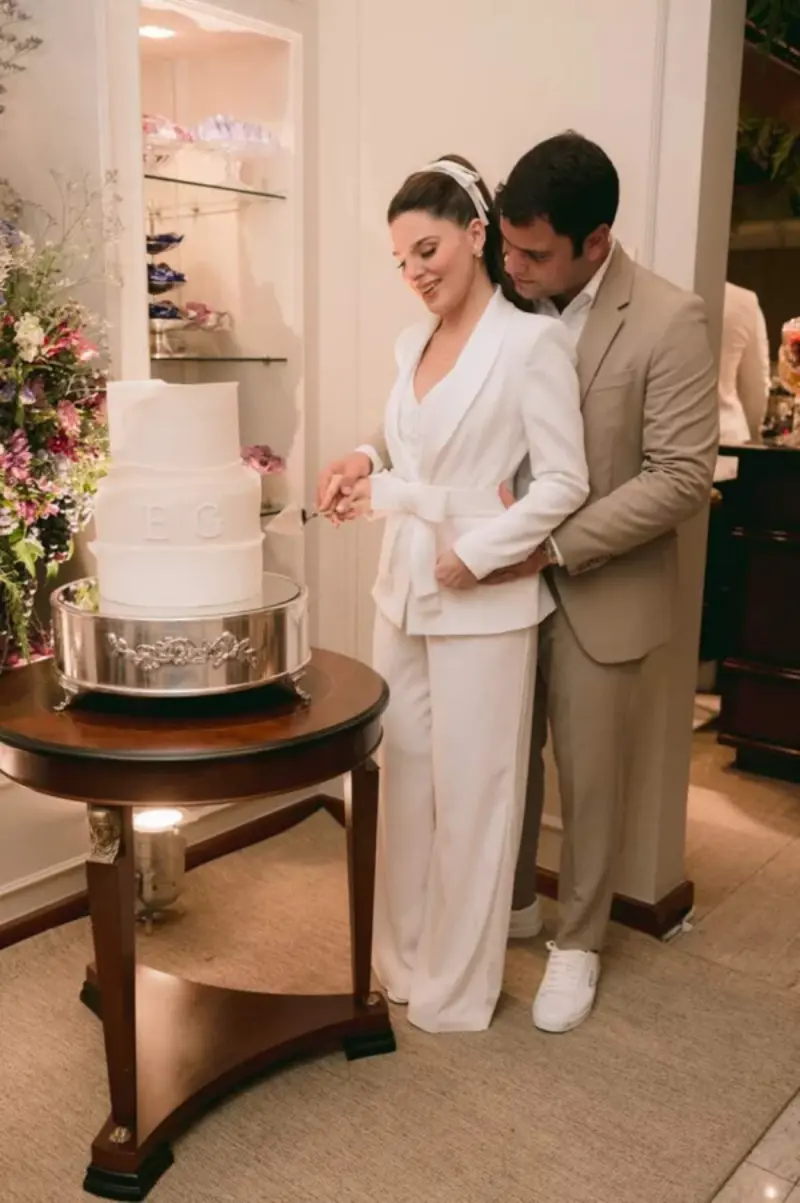 noivos cortando bolo de casamento civil