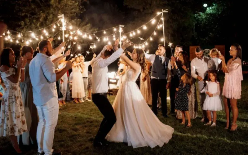 celebra&ccedil;&atilde;o em uma festa de casamento ao ar livre