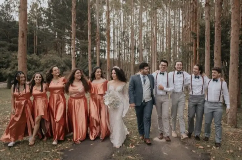 noivos e padrinhos e madrinhas com look terracota e taupe