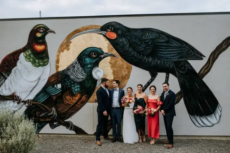 noivos e padrinhos posando para foto na cidade