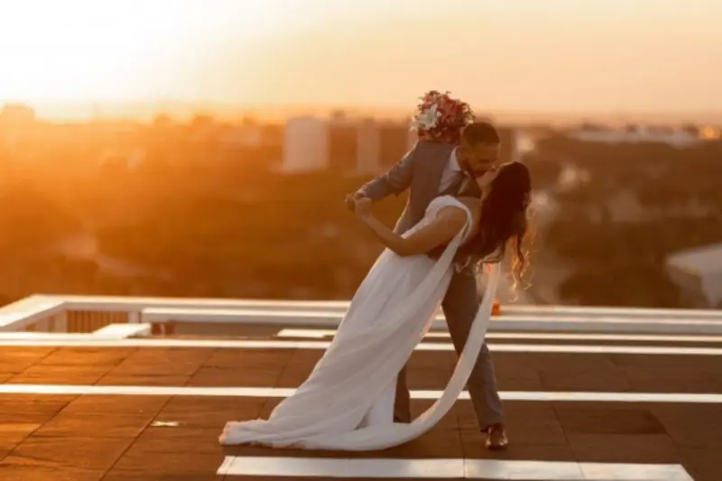 noivos em casamento urbano no heliponto