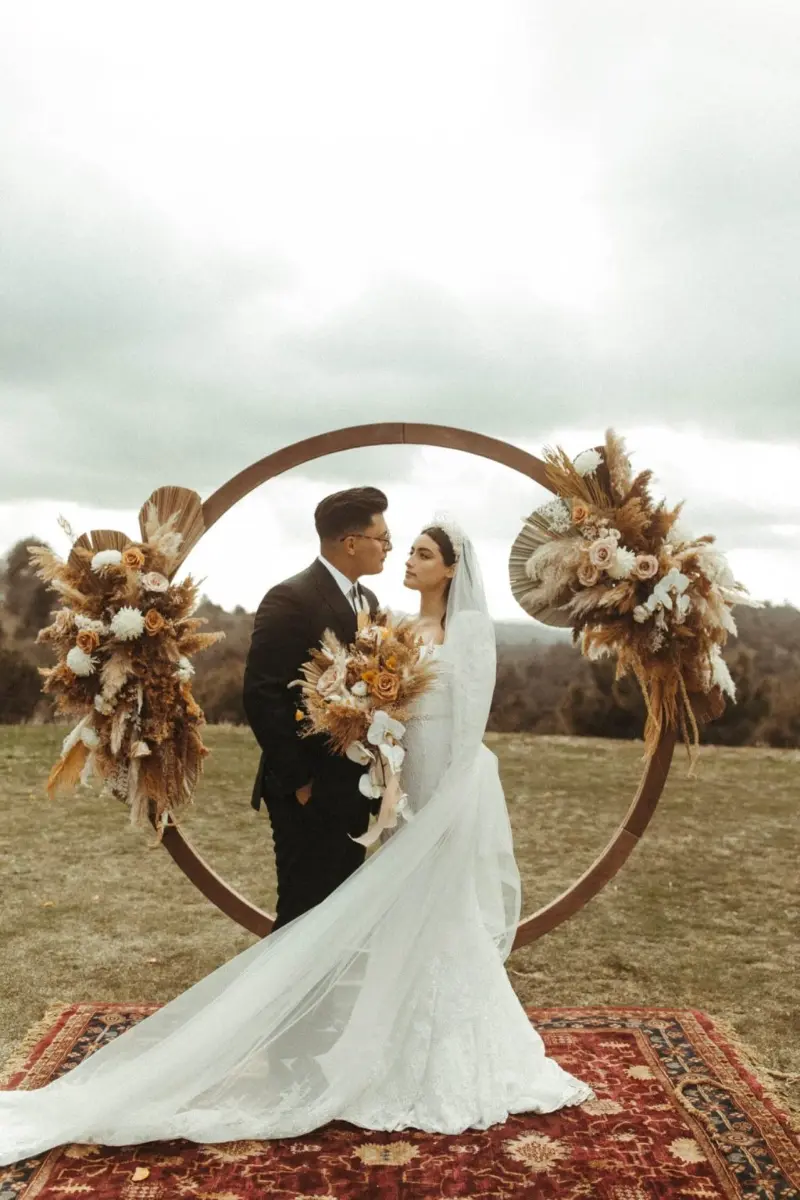 noivos em frente do altar circular em casamento tons terrosos