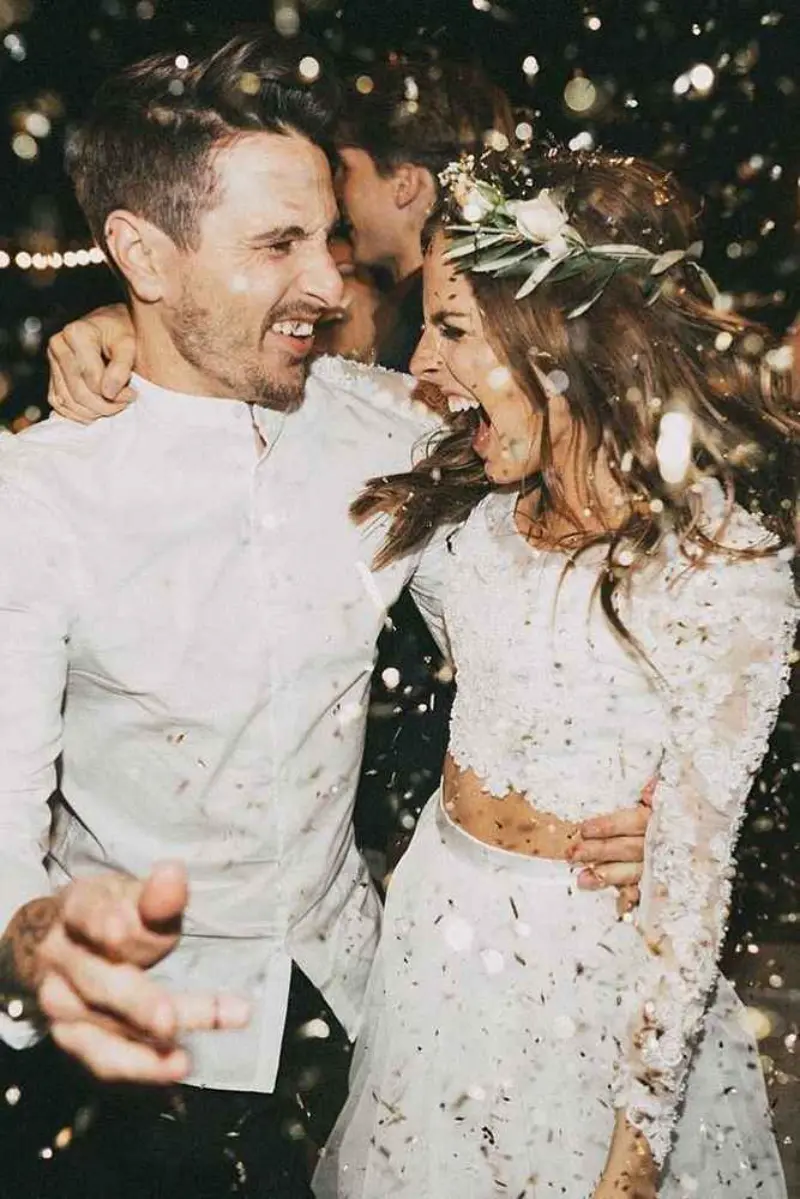 casal comemorando em uma festa de casamento