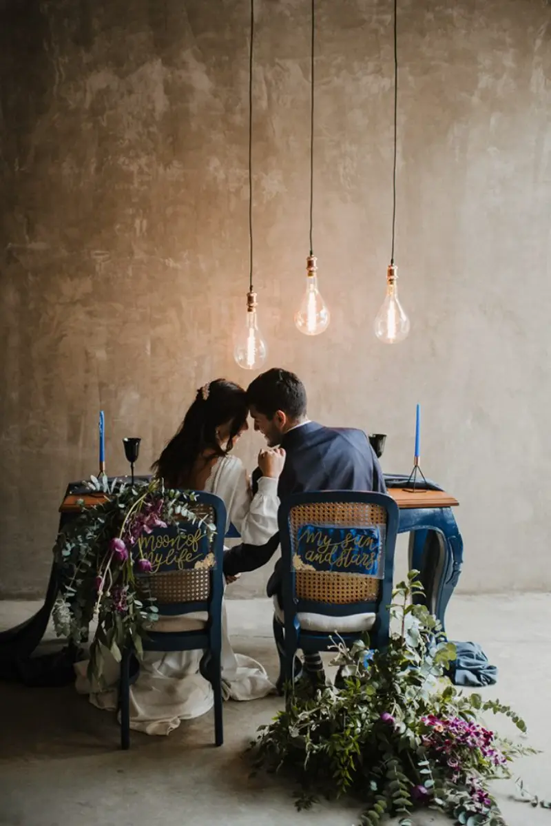 casal em casamento rom&acirc;ntico com estilo industrial com Ilumina&ccedil;&atilde;o de l&acirc;mpadas de filamento de carbono pendentes