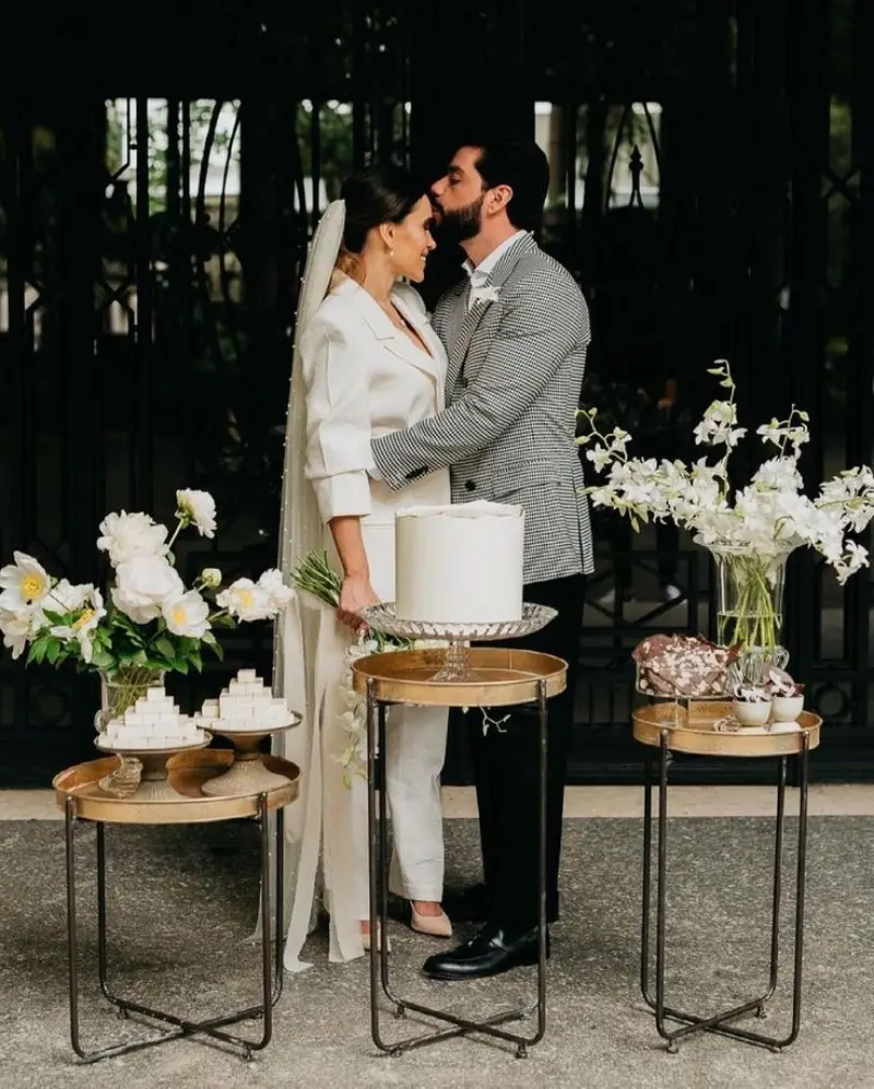 noivos na mesa do bolo em casamento civil
