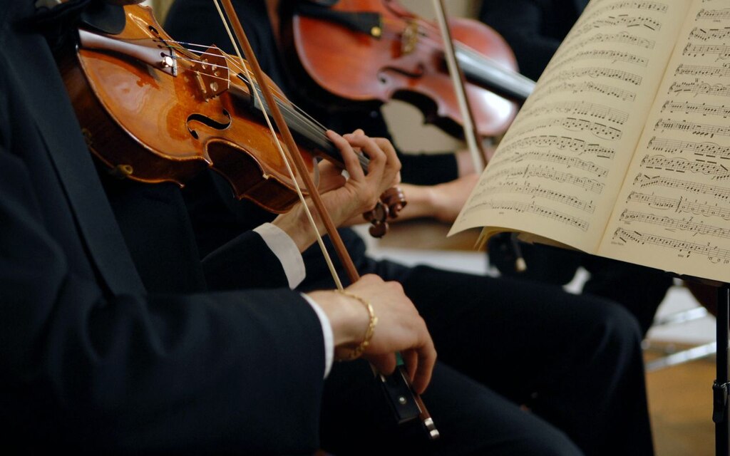 violinos de orquestra tocando músicas de casamento católico