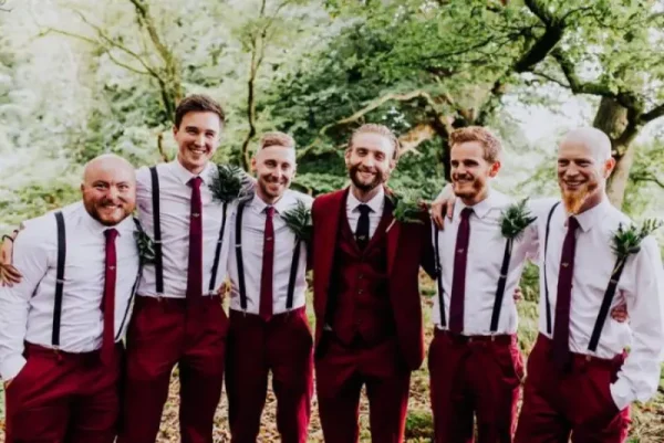 capa post: padrinhos de casamento com terno marsala