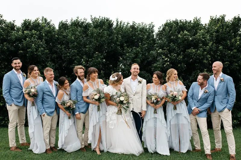 padrinhos e madrinhas com vestidos em azul