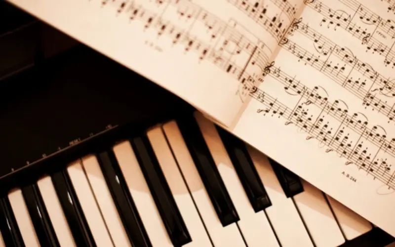 piano e partitura de m&uacute;sica de casamento