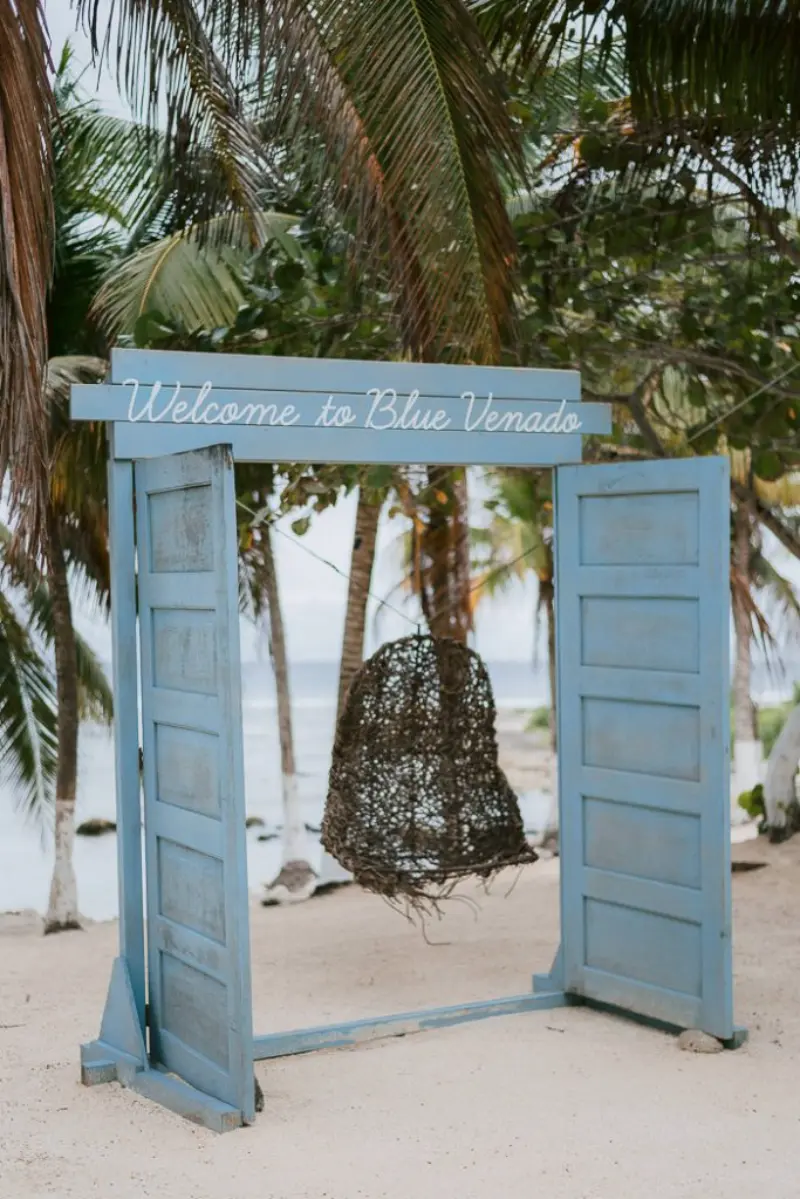 porta azul para entrada da noiva em casamento na praia