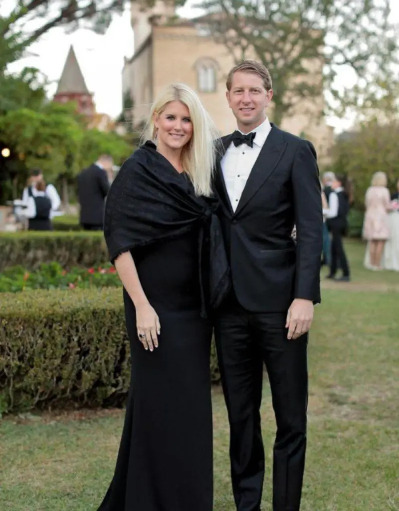 convidados posando com trajes elegantes para casamento na igreja