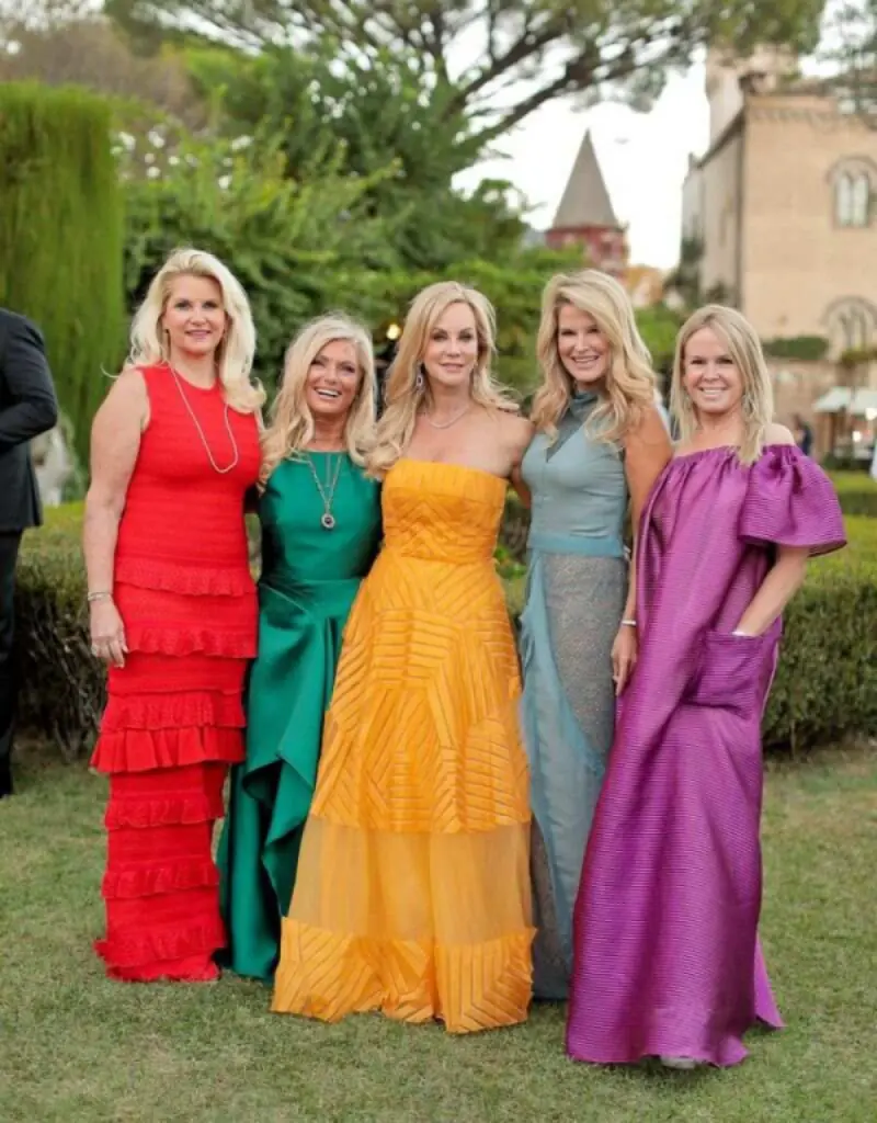 convidadas com vestido coloridos para casamento no campo