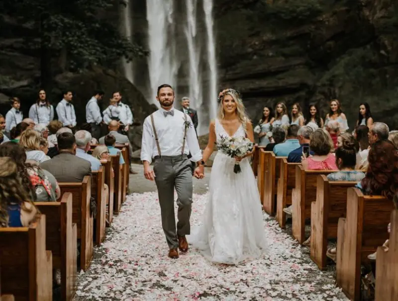 sa&iacute;da dos noivos em casamento na cachoeira